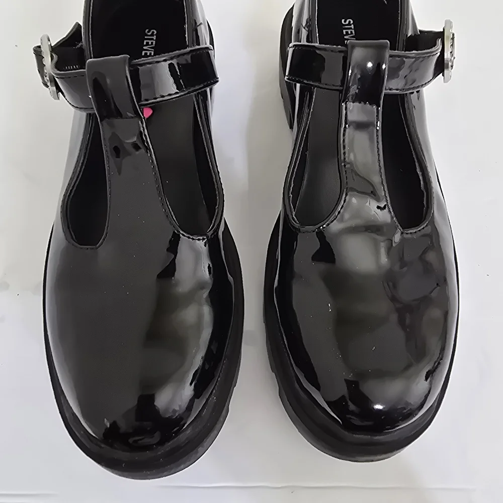 STEVE MADDEN girl's size 4 Lug T Strap Buckle‎ Mary Jane Shoes Black Patent